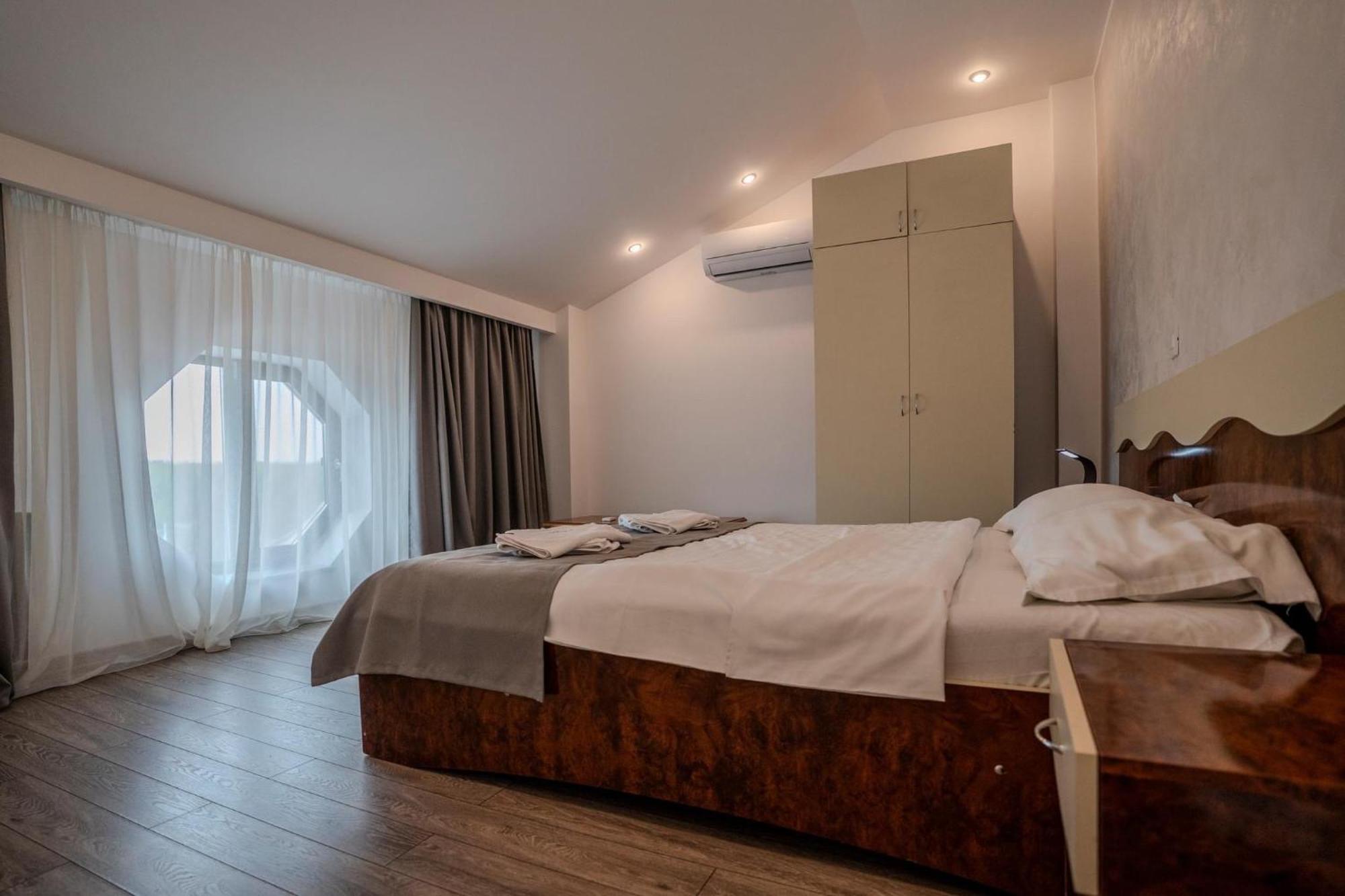 Hotel Emi Mihail Kogalniceanu Экстерьер фото